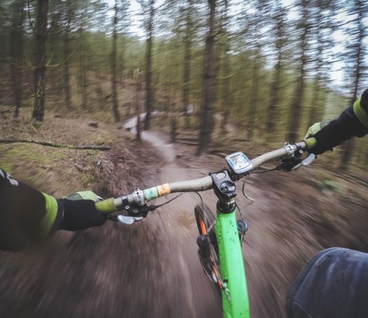 photo d'un pratiquant de downhill a vtt